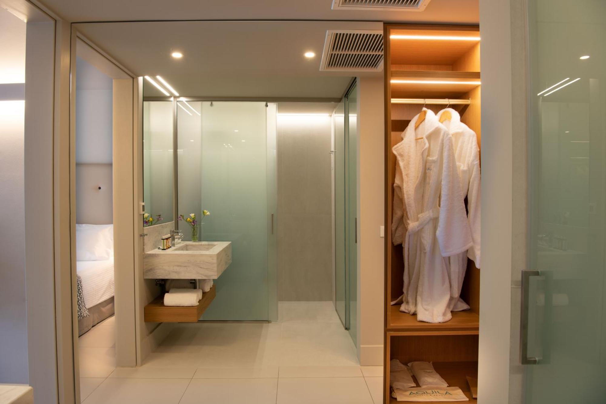 Mythica Signature Room, Sea View